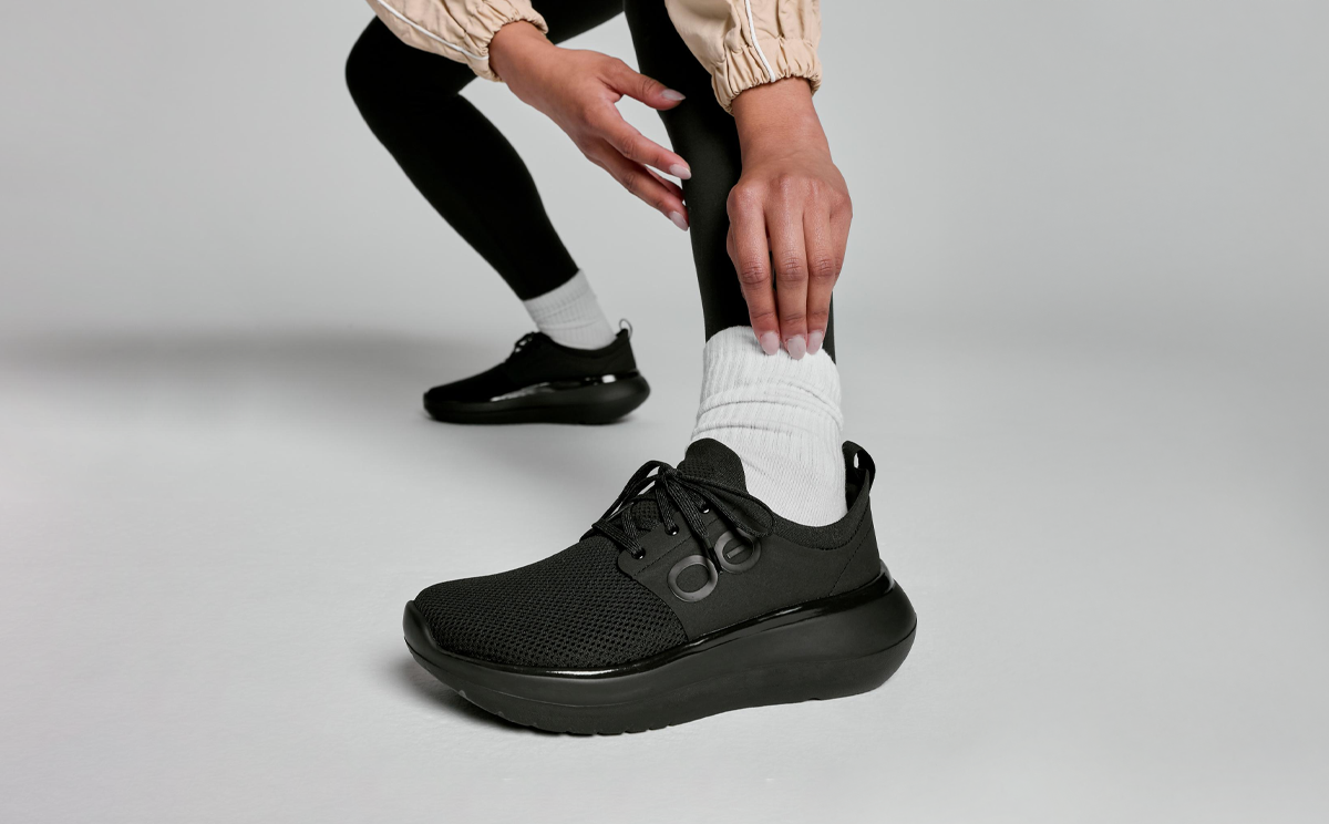 Womens_BlackStride1.png